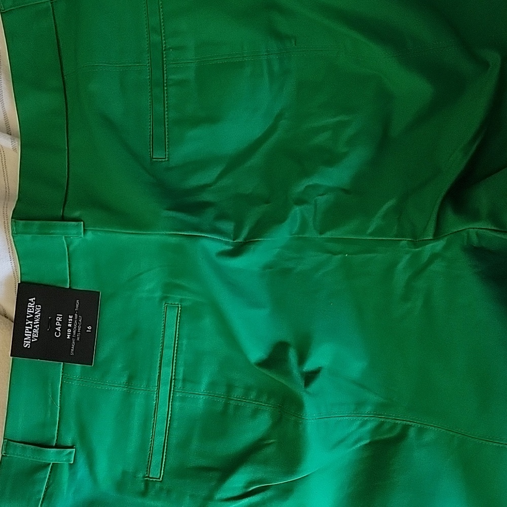 Simply Vera green polished twill mid rise capris. - Picture 3 of 6